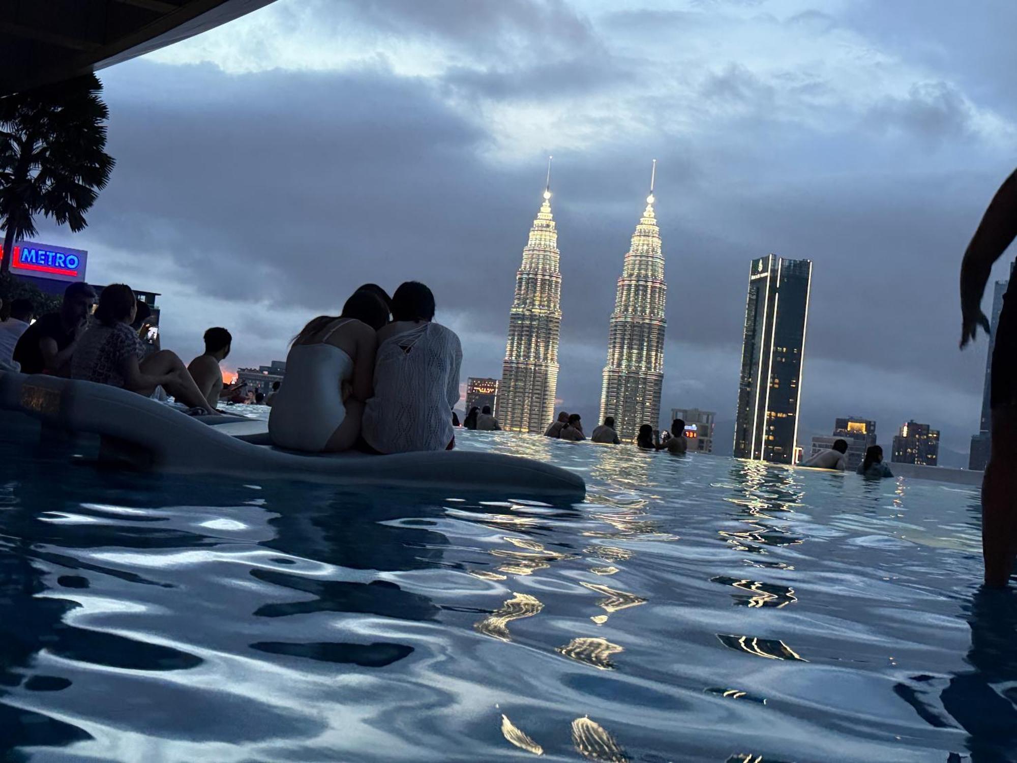 Eaton Residences Klcc By Armanee Pangsapuri